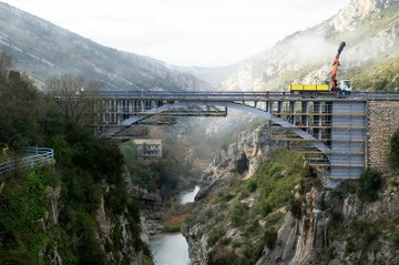 50.000 kg di ponteggio BRIO per la riparazione del ponte sul fiume Esera in Spagna