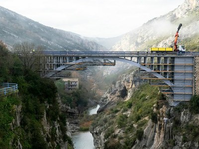 50.000 kg di ponteggio BRIO per la riparazione del ponte sul fiume Esera in Spagna