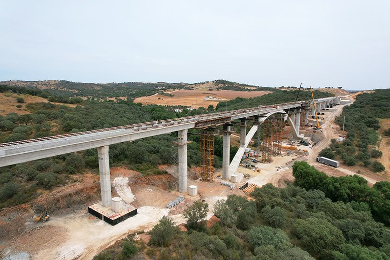 Viadotto lungo 800 metri, sostenuto da 19 pilastri e un arco
